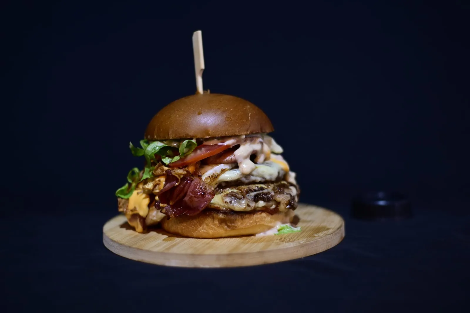 SM Bitelo: dois blends de 120g, dois queijos, bacon e ovo no pão brioche